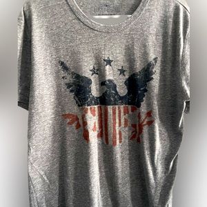 Men’s gray tee